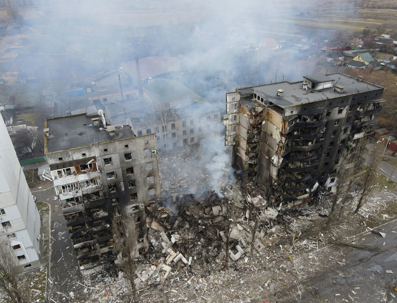 Kondisi bangunan yang rusak akibat penembakan baru-baru ini selama invasi Rusia ke Ukraina di Kharkiv, Ukraina, Selasa (8/3/2022). (REUTERS/Oleksandr Lapshyn)