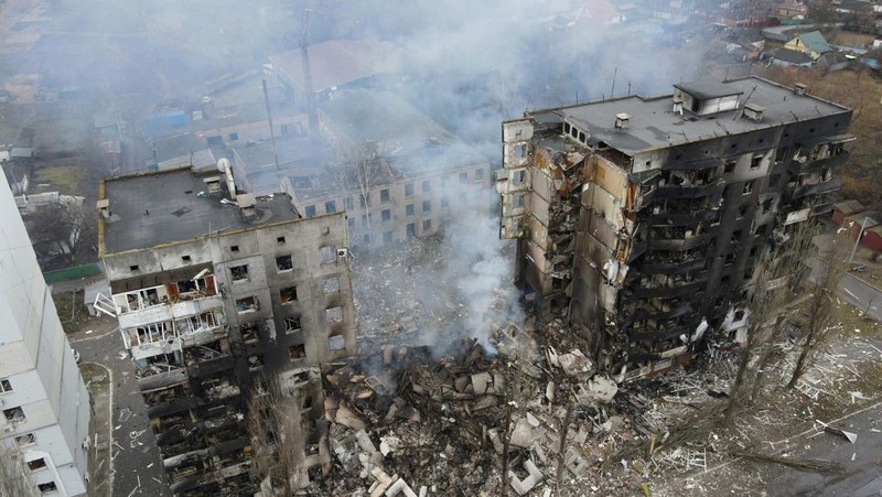 Kondisi bangunan yang rusak akibat penembakan baru-baru ini selama invasi Rusia ke Ukraina di Kharkiv, Ukraina, Selasa (8/3/2022). (REUTERS/Oleksandr Lapshyn)