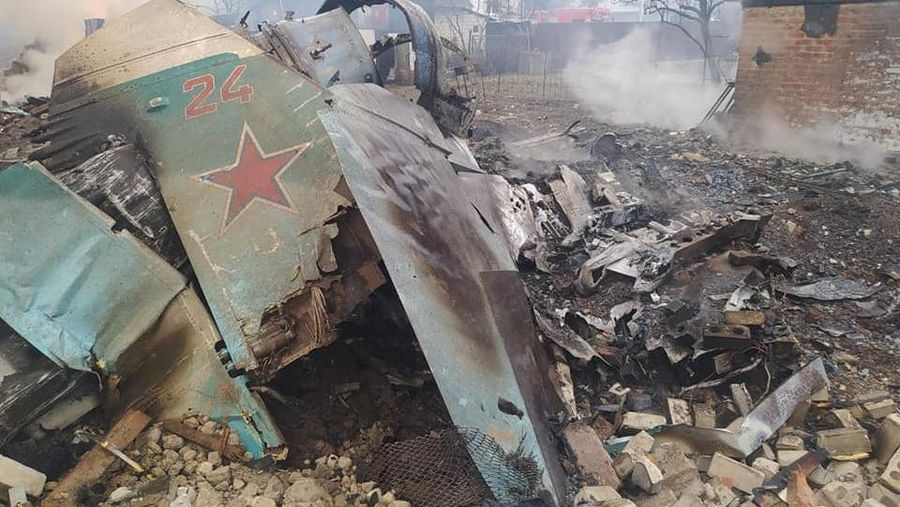 Sisa-sisa pesawat tempur Rusia terlihat di daerah pemukiman saat serangan Rusia ke Ukraina, di Chernihiv, Ukraina, Sabtu (5/3/2022). (Press service of the State Emergency Service of Ukraine/Handout via REUTERS)
