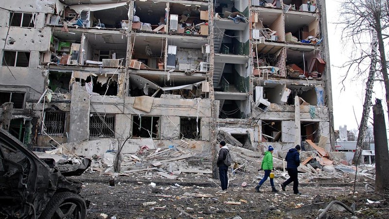 Kondisi bangunan yang rusak akibat penembakan baru-baru ini selama invasi Rusia ke Ukraina di Kharkiv, Ukraina, Selasa (8/3/2022). (REUTERS/Oleksandr Lapshyn)