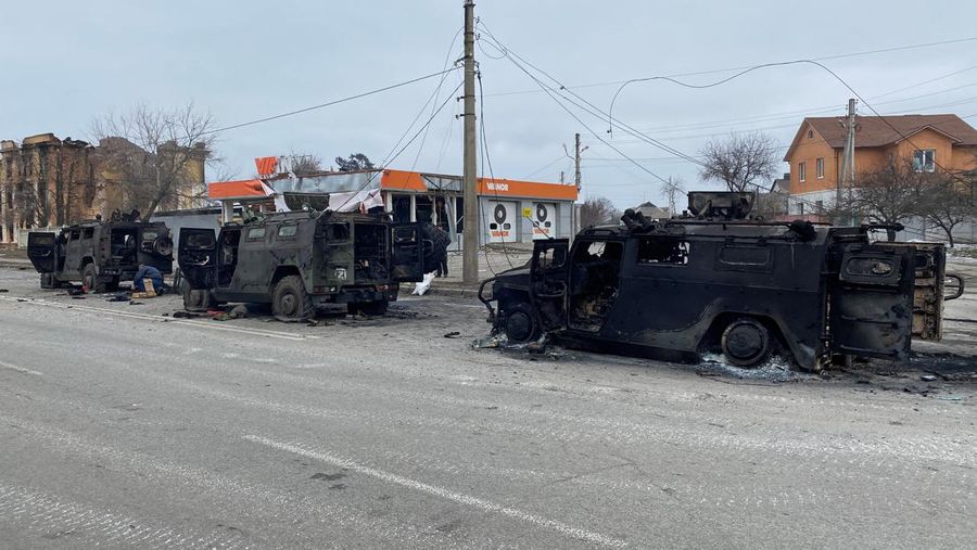 Tank Rusia yang hangus terlihat, di tengah serangan  Rusia ke Ukraina, di wilayah Sumy, Ukraina, Senin (7/3/2022).  (Irina Rybakova/Press service of the Ukrainian Ground Forces/Handout via REUTERS)