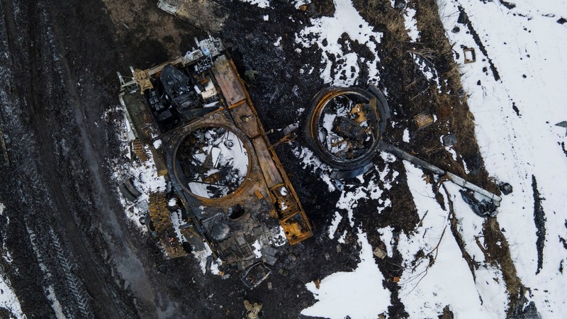 Tank Rusia yang hangus terlihat, di tengah serangan Rusia ke Ukraina, di wilayah Sumy, Ukraina Tank Rusia yang hangus terlihat, di tengah serangan Rusia ke Ukraina, di wilayah Sumy, Ukraina, Senin (7/3/2022). (Irina Rybakova/Press service of the Ukrainian Ground Forces/Handout via REUTERS)