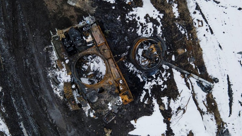 Tank Rusia yang hangus terlihat, di tengah serangan  Rusia ke Ukraina, di wilayah Sumy, Ukraina, Senin (7/3/2022).  (Irina Rybakova/Press service of the Ukrainian Ground Forces/Handout via REUTERS)