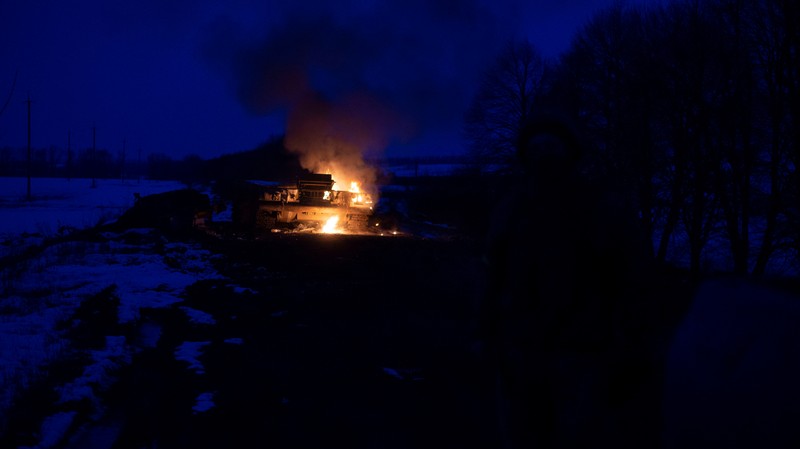 Tank Rusia yang hangus terlihat, di tengah serangan Rusia ke Ukraina, di wilayah Sumy, Ukraina Tank Rusia yang hangus terlihat, di tengah serangan Rusia ke Ukraina, di wilayah Sumy, Ukraina, Senin (7/3/2022). (Irina Rybakova/Press service of the Ukrainian Ground Forces/Handout via REUTERS)