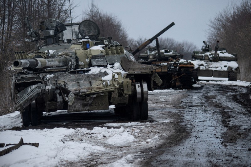 Tank Rusia yang hangus terlihat, di tengah serangan Rusia ke Ukraina, di wilayah Sumy, Ukraina Tank Rusia yang hangus terlihat, di tengah serangan Rusia ke Ukraina, di wilayah Sumy, Ukraina, Senin (7/3/2022). (Irina Rybakova/Press service of the Ukrainian Ground Forces/Handout via REUTERS)