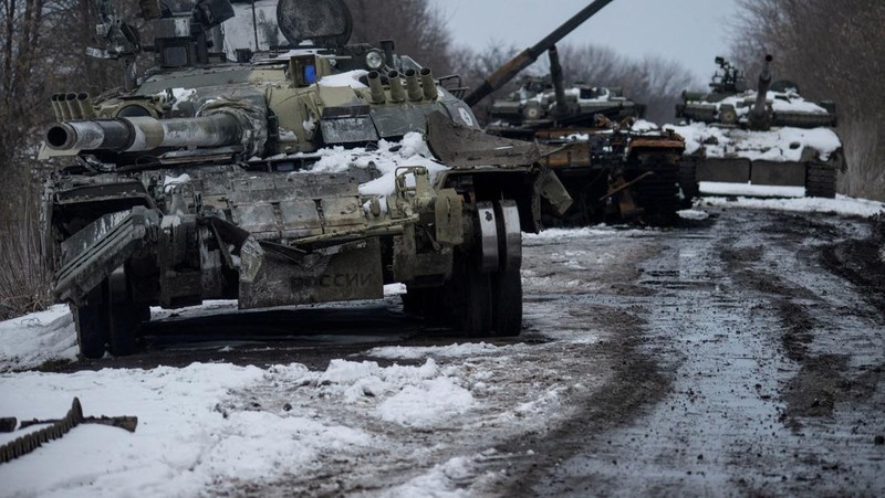 Tank Rusia yang hangus terlihat, di tengah serangan  Rusia ke Ukraina, di wilayah Sumy, Ukraina, Senin (7/3/2022).  (Irina Rybakova/Press service of the Ukrainian Ground Forces/Handout via REUTERS)