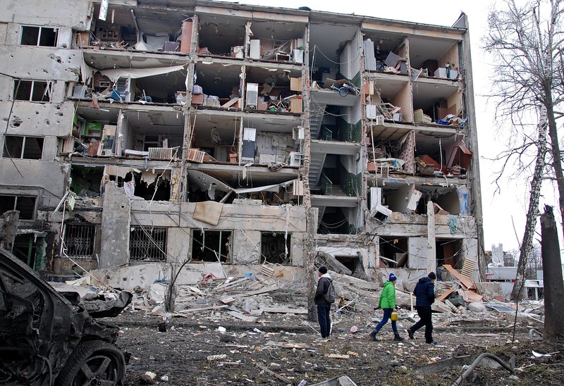 Kondisi bangunan yang rusak akibat penembakan baru-baru ini selama invasi Rusia ke Ukraina di Kharkiv, Ukraina, Selasa (8/3/2022). (REUTERS/Oleksandr Lapshyn)