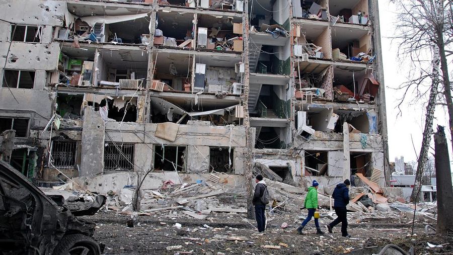 Kondisi bangunan yang rusak akibat penembakan baru-baru ini selama invasi Rusia ke Ukraina di Kharkiv, Ukraina, Selasa (8/3/2022). (REUTERS/Oleksandr Lapshyn)