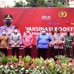 Ajaib & Kapolri Bagikan Sembako dan Gelar Vaksinasi Serentak