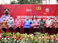 Ajaib & Kapolri Bagikan Sembako dan Gelar Vaksinasi Serentak