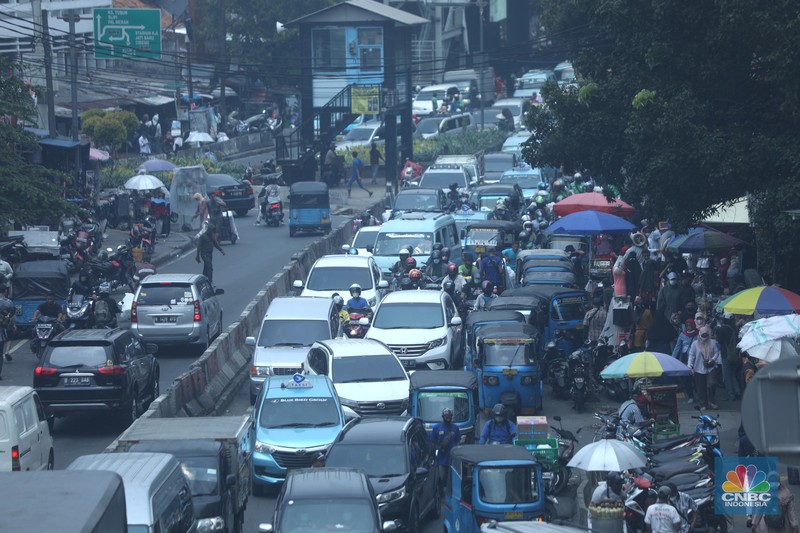 Pasar Tanah Abang Pengunjungi memadati pusat perbelanjaan pakain jadi di pasar Tanah Abang Blok B, Jakarta, Kamis (10/3/2022). Pemerintah sudah mengizinkan pusat perbelanjaan serta pasar di DKI Jakarta untuk lebih bebas beraktivitas melalui PPKM level 2. (CNBC Indonesia/ Tri Susio)