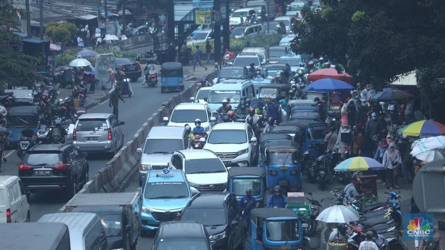 Pengunjungi memadati pusat perbelanjaan pakain jadi di pasar Tanah Abang Blok B, Jakarta, Kamis (10/3/2022). Pemerintah sudah mengizinkan pusat perbelanjaan serta pasar di DKI Jakarta untuk lebih bebas beraktivitas melalui PPKM level 2.  (CNBC Indonesia/ Tri Susio)