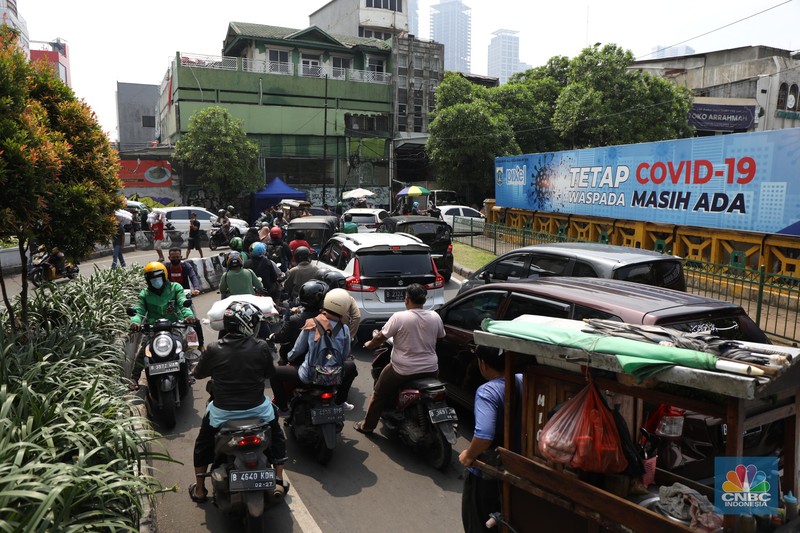 Pasar Tanah Abang Pengunjungi memadati pusat perbelanjaan pakain jadi di pasar Tanah Abang Blok B, Jakarta, Kamis (10/3/2022). Pemerintah sudah mengizinkan pusat perbelanjaan serta pasar di DKI Jakarta untuk lebih bebas beraktivitas melalui PPKM level 2. (CNBC Indonesia/ Tri Susio)