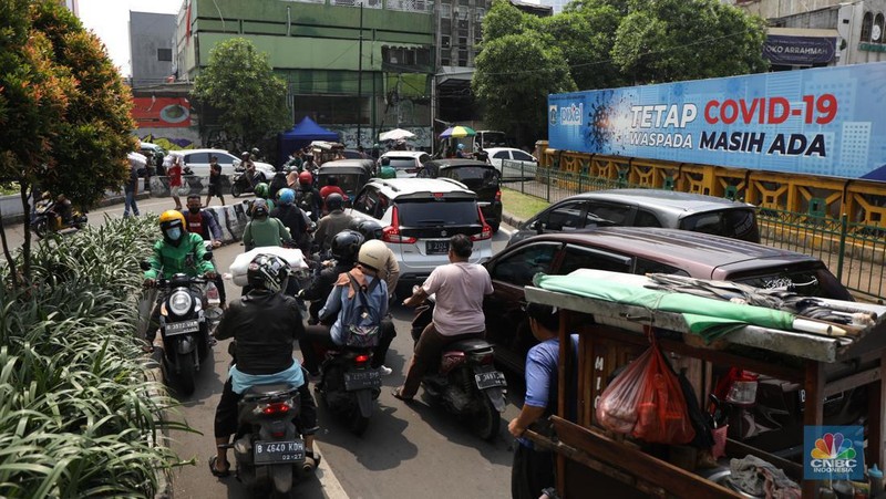 Pengunjungi memadati pusat perbelanjaan pakain jadi di pasar Tanah Abang Blok B, Jakarta, Kamis (10/3/2022). Pemerintah sudah mengizinkan pusat perbelanjaan serta pasar di DKI Jakarta untuk lebih bebas beraktivitas melalui PPKM level 2.  (CNBC Indonesia/ Tri Susio)