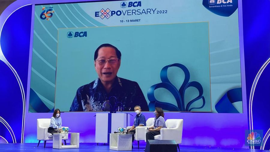 Presiden Direktur BCA, Jahja Setiaatmadja (dalam layar) di Konferensi Pers BCA Expoversary 2022