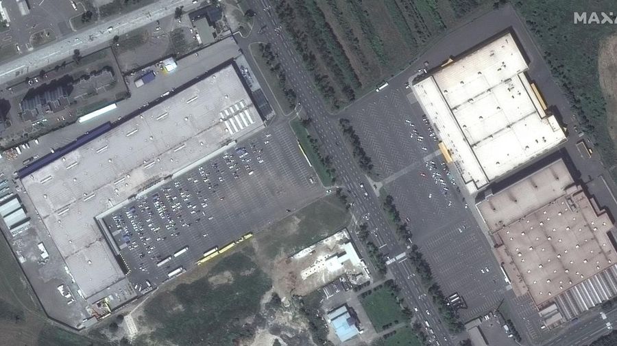 Citra satelit menunjukkan toko kelontong dan pusat perbelanjaan yang rusak parah usai serangan Rusia di Mariupol, Ukraina, Rabu (9/3/2022). (Satellite image ©2022 Maxar Technologies via AP)