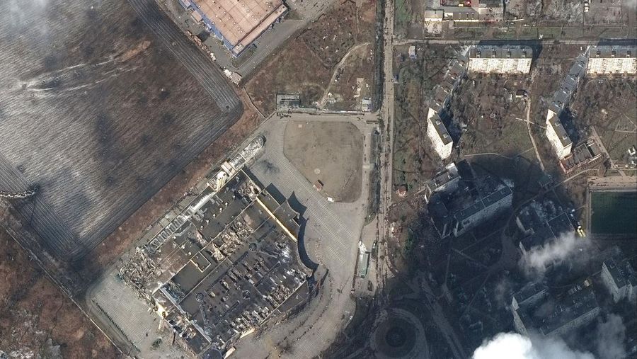 Citra satelit menunjukkan toko kelontong dan pusat perbelanjaan yang rusak parah usai serangan Rusia di Mariupol, Ukraina, Rabu (9/3/2022). (Satellite image ©2022 Maxar Technologies via AP)