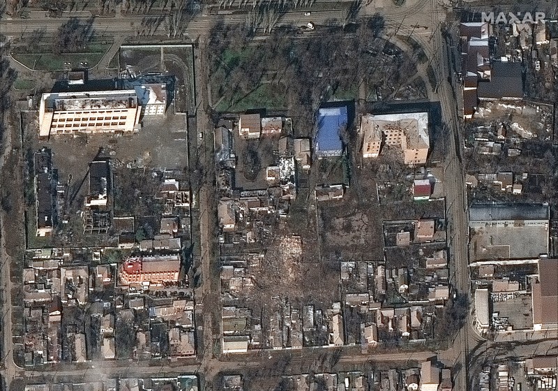 Citra satelit menunjukkan toko kelontong dan pusat perbelanjaan yang rusak parah usai serangan Rusia di Mariupol, Ukraina, Rabu (9/3/2022). (Satellite image ©2022 Maxar Technologies via AP)