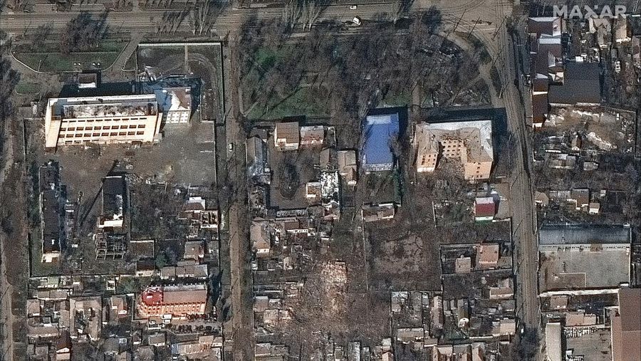 Citra satelit menunjukkan toko kelontong dan pusat perbelanjaan yang rusak parah usai serangan Rusia di Mariupol, Ukraina, Rabu (9/3/2022). (Satellite image ©2022 Maxar Technologies via AP)