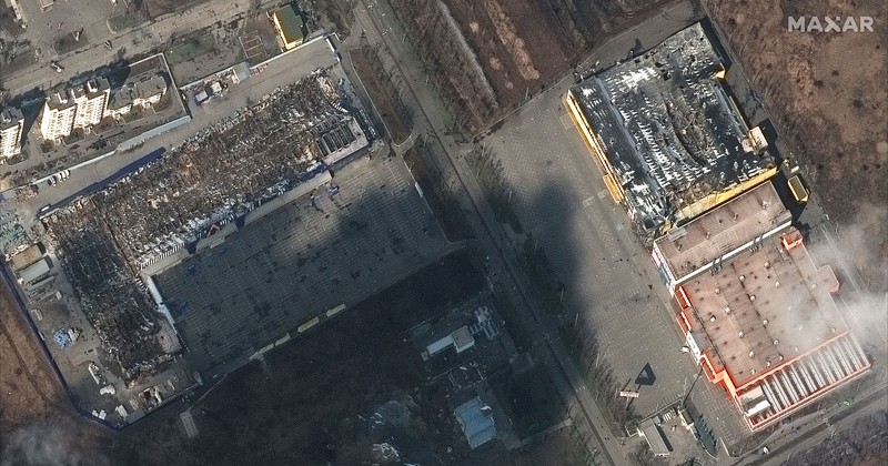 Citra satelit menunjukkan toko kelontong dan pusat perbelanjaan yang rusak parah usai serangan Rusia di Mariupol, Ukraina, Rabu (9/3/2022). (Satellite image ©2022 Maxar Technologies via AP)