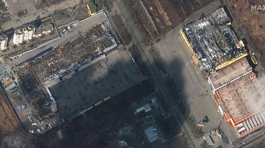 Citra satelit menunjukkan toko kelontong dan pusat perbelanjaan yang rusak parah usai serangan Rusia di Mariupol, Ukraina, Rabu (9/3/2022). (Satellite image ©2022 Maxar Technologies via AP)