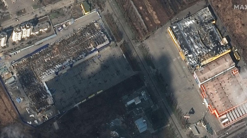 Citra satelit menunjukkan toko kelontong dan pusat perbelanjaan yang rusak parah usai serangan Rusia di Mariupol, Ukraina, Rabu (9/3/2022). (Satellite image ©2022 Maxar Technologies via AP)