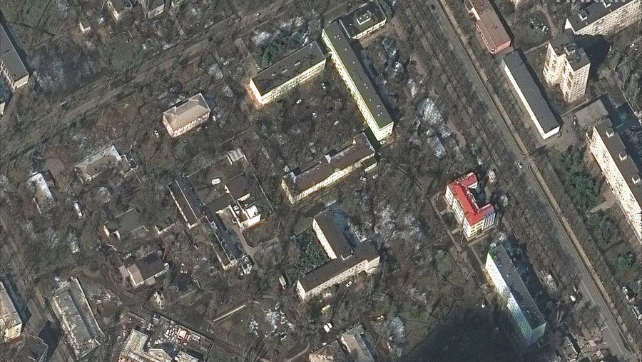 Citra satelit menunjukkan toko kelontong dan pusat perbelanjaan yang rusak parah usai serangan Rusia di Mariupol, Ukraina, Rabu (9/3/2022). (Satellite image ©2022 Maxar Technologies via AP)