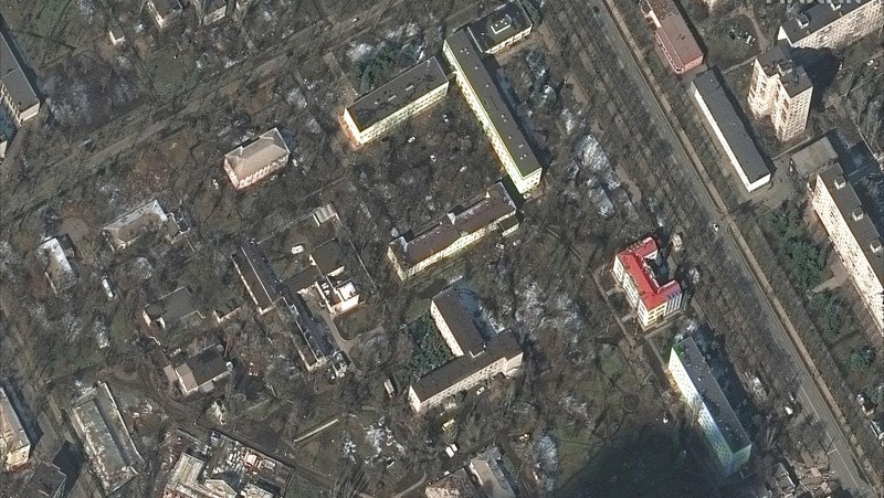 Citra satelit menunjukkan toko kelontong dan pusat perbelanjaan yang rusak parah usai serangan Rusia di Mariupol, Ukraina, Rabu (9/3/2022). (Satellite image ©2022 Maxar Technologies via AP)