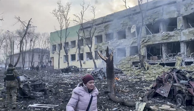 Kondisi Rumah Sakit Mariupol yang rusak Usai Serangan Rusia Ukrainian emergency employees and volunteers carry an injured pregnant woman from the damaged by shelling maternity hospital in Mariupol, Ukraine, Wednesday, March 9, 2022. A Russian attack has severely damaged a maternity hospital in the besieged port city of Mariupol, Ukrainian officials say. (AP Photo/Evgeniy Maloletka)