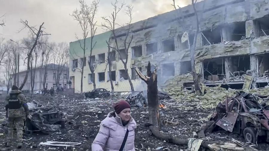 Kondisi Rumah Sakit Mariupol yang rusak setelah serangan Rusia di Mariupol, Ukraina, Rabu (9/3/2022). (Tangkapan Layar video Mariupol City Council via AP)
