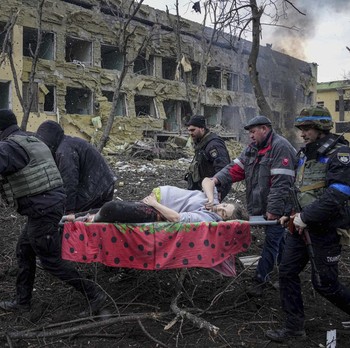 Dibombardir Rusia, Potret Tegang Evakuasi RS Bersalin Ukraina