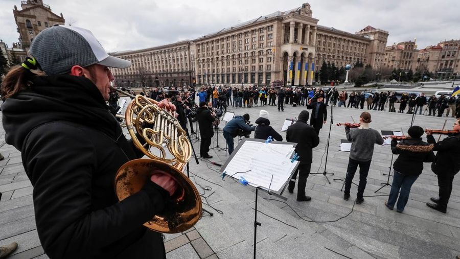Sejumlah musisi dari Kyiv-Classic Symphony Orchestra tampil dalam konser terbuka bertajuk 