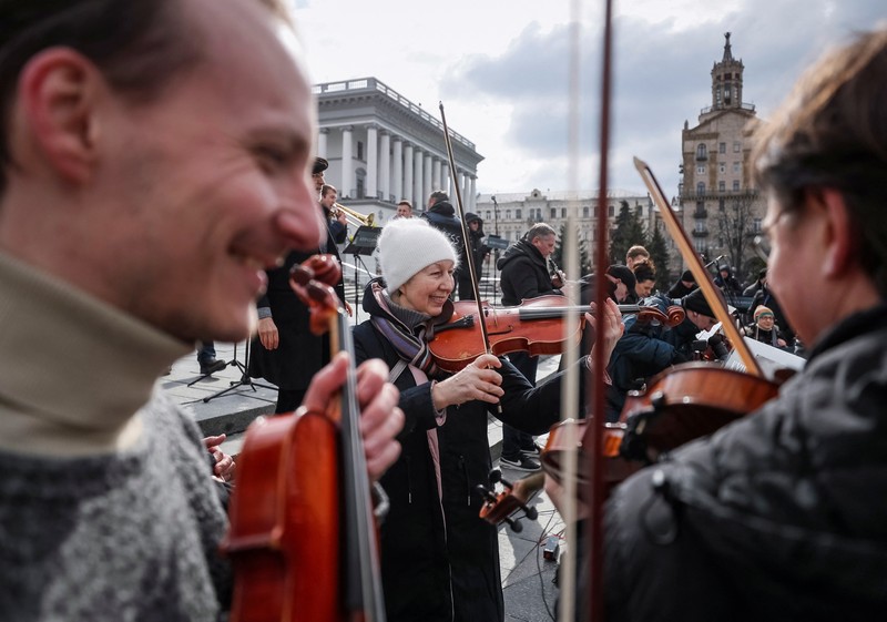 Sejumlah musisi dari Kyiv-Classic Symphony Orchestra tampil dalam konser terbuka bertajuk 
