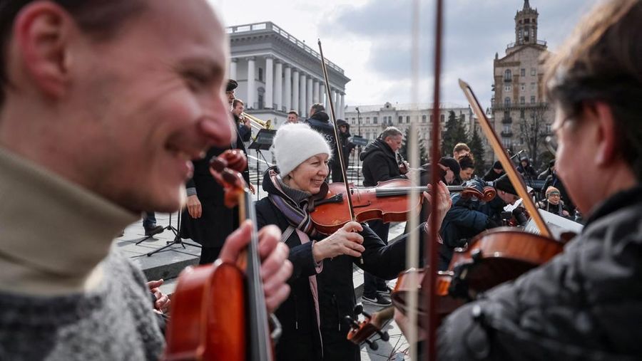 Sejumlah musisi dari Kyiv-Classic Symphony Orchestra tampil dalam konser terbuka bertajuk 