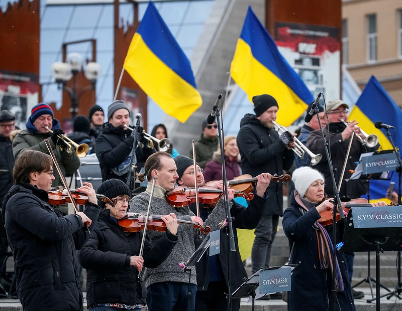 Konser Okestra di tengah perang rusia - ukraina Sejumlah musisi dari Kyiv-Classic Symphony Orchestra tampil dalam konser terbuka bertajuk