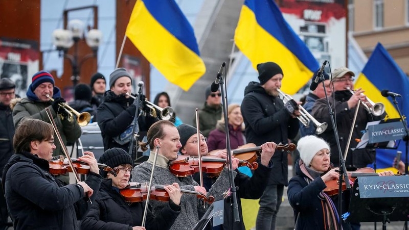 Sejumlah musisi dari Kyiv-Classic Symphony Orchestra tampil dalam konser terbuka bertajuk 