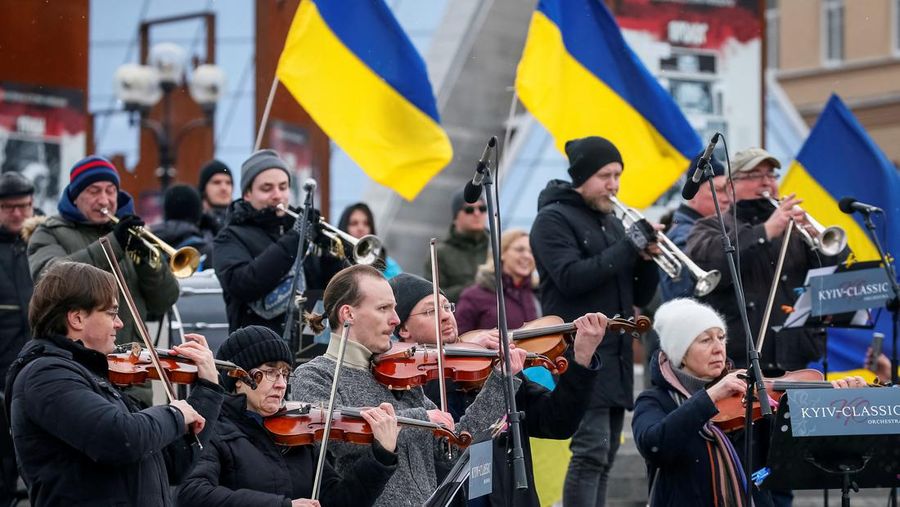 Sejumlah musisi dari Kyiv-Classic Symphony Orchestra tampil dalam konser terbuka bertajuk