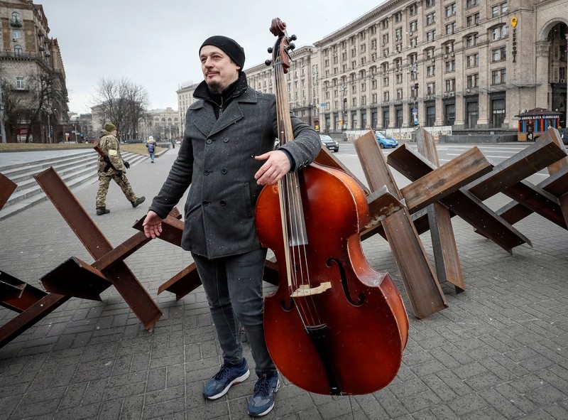 Konser Okestra di tengah perang rusia - ukraina Sejumlah musisi dari Kyiv-Classic Symphony Orchestra tampil dalam konser terbuka bertajuk
