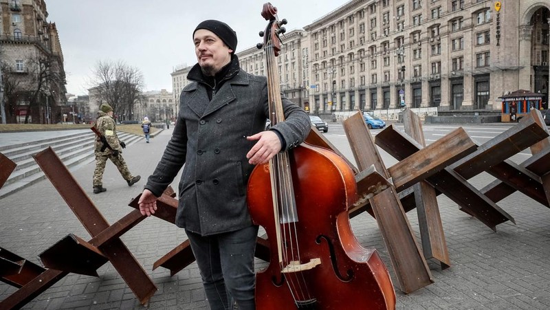 Sejumlah musisi dari Kyiv-Classic Symphony Orchestra tampil dalam konser terbuka bertajuk 