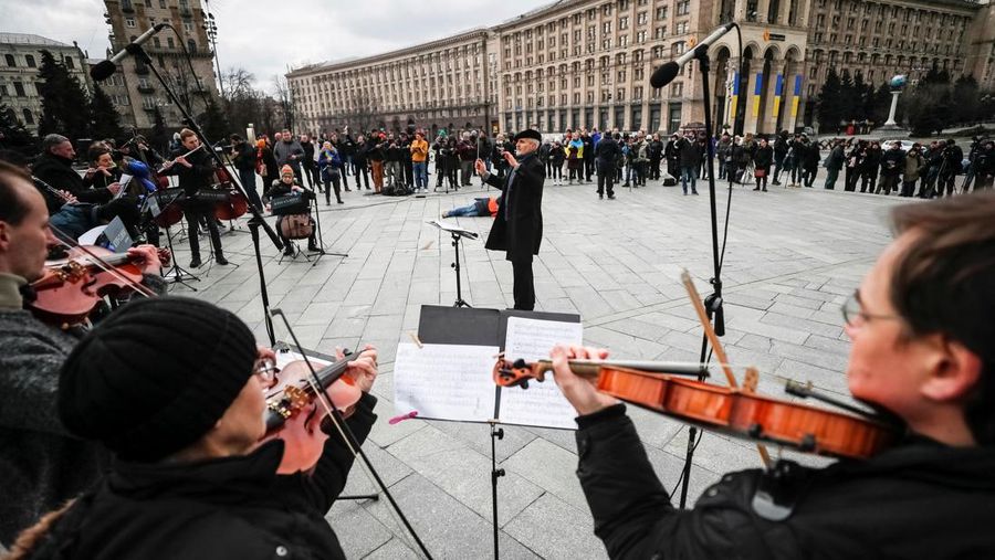 Sejumlah musisi dari Kyiv-Classic Symphony Orchestra tampil dalam konser terbuka bertajuk 