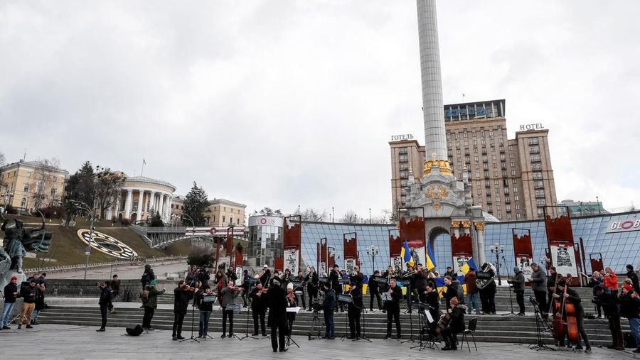 Sejumlah musisi dari Kyiv-Classic Symphony Orchestra tampil dalam konser terbuka bertajuk 