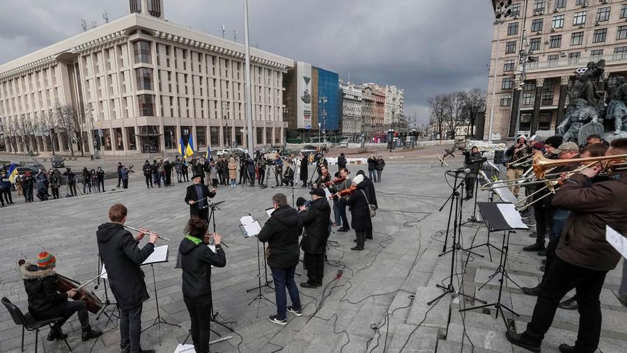 Sejumlah musisi dari Kyiv-Classic Symphony Orchestra tampil dalam konser terbuka bertajuk 