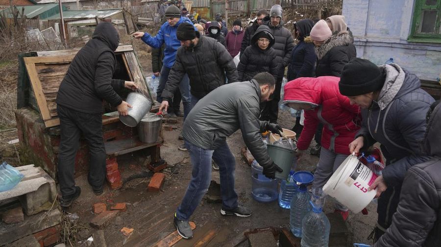 Orang-orang berbaris untuk mendapatkan air di sumur di pinggiran Mariupol, Ukraina, Rabu (9/3/2022). Serangan Rusia telah merusak parah sebuah rumah sakit bersalin di kota pelabuhan Mariupol yang terkepung, kata pejabat Ukraina. (AP Photo/Evgeniy Maloletka)