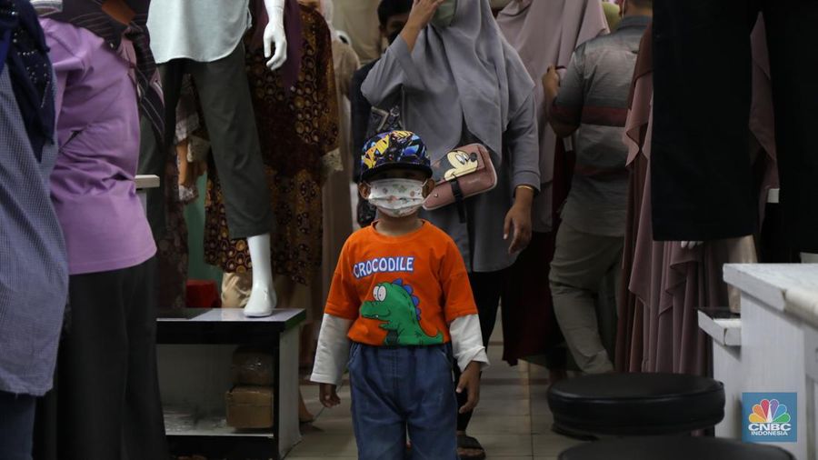 Pengunjungi memadati pusat perbelanjaan pakain jadi di pasar Tanah Abang Blok B, Jakarta, Kamis (10/3/2022). Pemerintah sudah mengizinkan pusat perbelanjaan serta pasar di DKI Jakarta untuk lebih bebas beraktivitas melalui PPKM level 2.  (CNBC Indonesia/ Tri Susio)