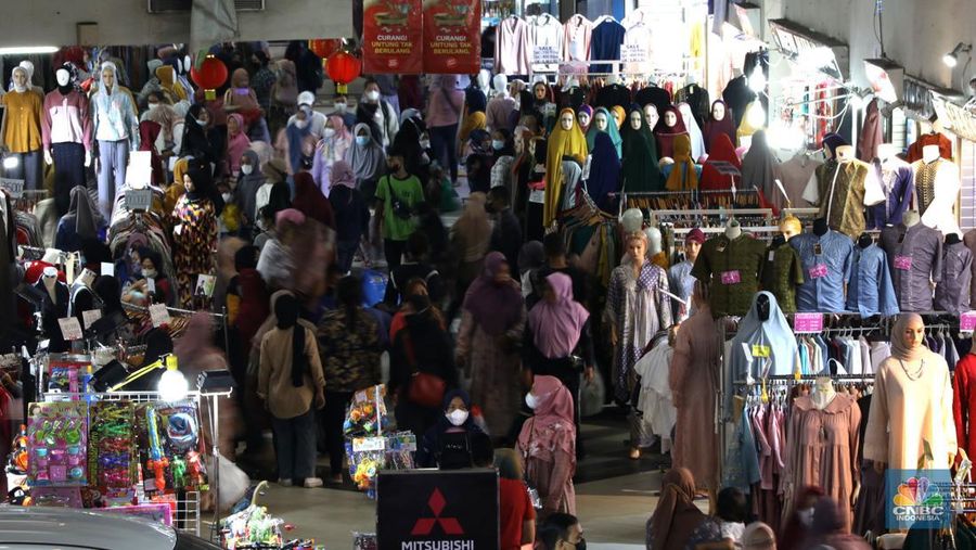 Pengunjungi memadati pusat perbelanjaan pakain jadi di pasar Tanah Abang Blok B, Jakarta, Kamis (10/3/2022). Pemerintah sudah mengizinkan pusat perbelanjaan serta pasar di DKI Jakarta untuk lebih bebas beraktivitas melalui PPKM level 2.  (CNBC Indonesia/ Tri Susio)