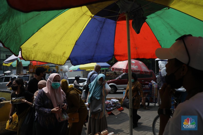 Pengunjungi memadati pusat perbelanjaan pakain jadi di pasar Tanah Abang Blok B, Jakarta, Kamis (10/3/2022). Pemerintah sudah mengizinkan pusat perbelanjaan serta pasar di DKI Jakarta untuk lebih bebas beraktivitas melalui PPKM level 2.  (CNBC Indonesia/ Tri Susio)