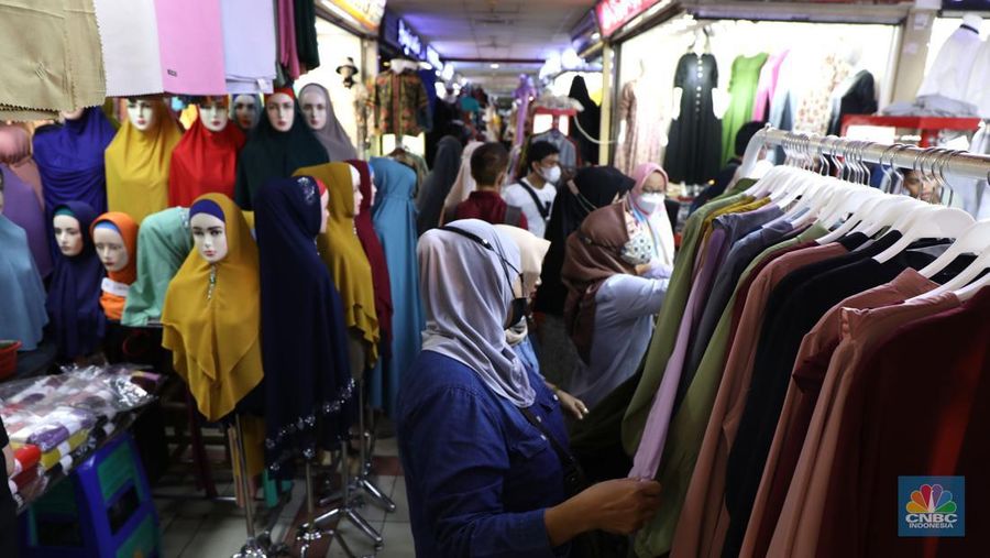 Pengunjungi memadati pusat perbelanjaan pakain jadi di pasar Tanah Abang Blok B, Jakarta, Kamis (10/3/2022). Pemerintah sudah mengizinkan pusat perbelanjaan serta pasar di DKI Jakarta untuk lebih bebas beraktivitas melalui PPKM level 2.  (CNBC Indonesia/ Tri Susio)