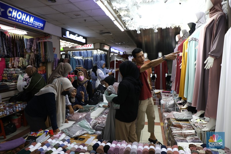 Pasar Tanah Abang Pengunjungi memadati pusat perbelanjaan pakain jadi di pasar Tanah Abang Blok B, Jakarta, Kamis (10/3/2022). Pemerintah sudah mengizinkan pusat perbelanjaan serta pasar di DKI Jakarta untuk lebih bebas beraktivitas melalui PPKM level 2. (CNBC Indonesia/ Tri Susio)