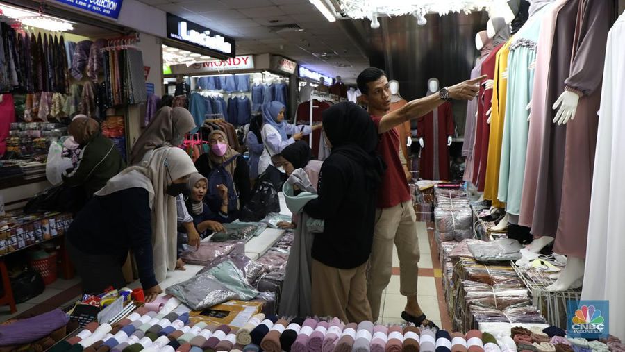 Pengunjungi memadati pusat perbelanjaan pakain jadi di pasar Tanah Abang Blok B, Jakarta, Kamis (10/3/2022). Pemerintah sudah mengizinkan pusat perbelanjaan serta pasar di DKI Jakarta untuk lebih bebas beraktivitas melalui PPKM level 2.  (CNBC Indonesia/ Tri Susio)