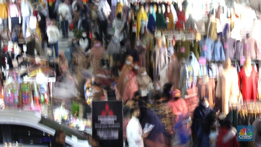 Pengunjungi memadati pusat perbelanjaan pakain jadi di pasar Tanah Abang Blok B, Jakarta, Kamis (10/3/2022). Pemerintah sudah mengizinkan pusat perbelanjaan serta pasar di DKI Jakarta untuk lebih bebas beraktivitas melalui PPKM level 2.  (CNBC Indonesia/ Tri Susio)